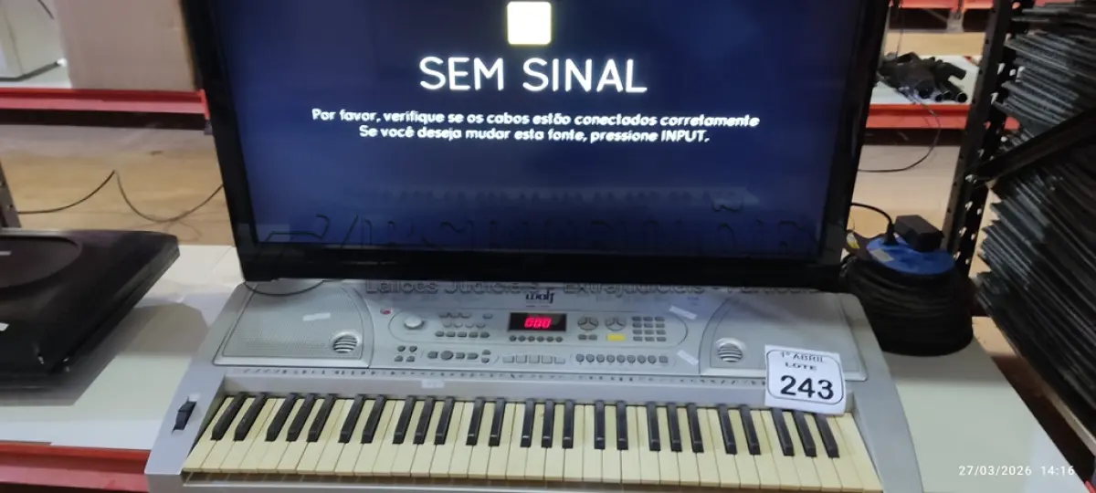 LOTE 243 - 01 TV LCD 42’’ MARCA AOC E 01 TECLADO MUSICAL MODELO WRK-2173 MARCA WOLF. (NO ESTADO) ATENÇÃO! FAZER A VISITAÇÃO ANTES DE ARREMATAR, NÃO SABEMOS SE FUNCIONA, LEILÃO NÃO TEM GARANTIA E NEM DEVOLUÇÃO, SUJEITO A POSSÍVEIS AVARIAS VISÍVEIS/OCULTAS E/OU AUSÊNCIA DE COMPONENTES.