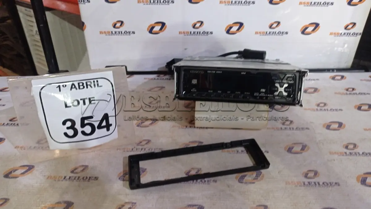 LOTE 354 - 01 APARELHO DE SOM AUTOMOTIVO. (NO ESTADO) ATENÇÃO! FAZER A VISITAÇÃO ANTES DE ARREMATAR, NÃO SABEMOS SE FUNCIONA, LEILÃO NÃO TEM GARANTIA E NEM DEVOLUÇÃO, SUJEITO A POSSÍVEIS AVARIAS VISÍVEIS/OCULTAS E/OU AUSÊNCIA DE COMPONENTES.