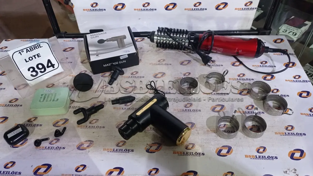 LOTE 394 - 01 CAIXINHA DE SOM JBL (FUNCIONANDO), 01 ESCOVA DE CABELO MODELO TURBO ION 2500 BIVOLT MARCA GAMA, 01 PISTOLA MASSAGEADORA COMPLETA (NOVO), 01 FONE BLUETOOTH MARCA LENOVO E 06 SUPORTES PARA XICARAS ANTIGO. (NO ESTADO) ATENÇÃO! FAZER A VISITAÇÃO ANTES DE ARREMATAR, NÃO SABEMOS SE FUNCIONA, LEILÃO NÃO TEM GARANTIA E NEM DEVOLUÇÃO, SUJEITO A POSSÍVEIS AVARIAS VISÍVEIS/OCULTAS E/OU AUSÊNCIA DE COMPONENTES.