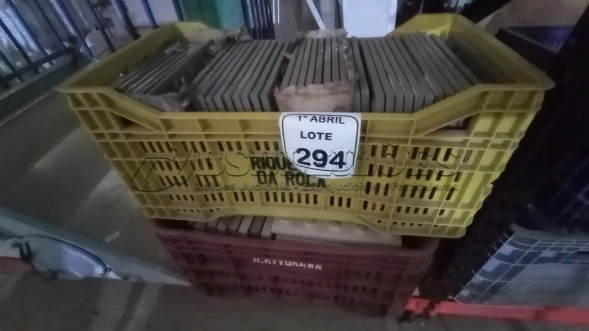 LOTE 294 - 01 LOTE COM 03 CAIXAS COM PISO TÁTIL. (NO ESTADO) ATENÇÃO! FAZER A VISITAÇÃO ANTES DE ARREMATAR, NÃO SABEMOS SE FUNCIONA, LEILÃO NÃO TEM GARANTIA E NEM DEVOLUÇÃO, SUJEITO A POSSÍVEIS AVARIAS VISÍVEIS/OCULTAS E/OU AUSÊNCIA DE COMPONENTES.