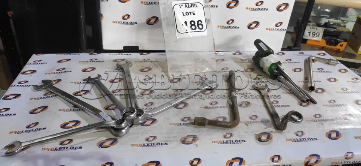 LOTE 186 - 01 LOTE COM VÁRIAS CHAVES TAMANHOS E MEDIDAS DIVERSAS MARCAS KRAUCHER E BELZER. (NO ESTADO) ATENÇÃO! FAZER A VISITAÇÃO ANTES DE ARREMATAR, NÃO SABEMOS SE FUNCIONA, LEILÃO NÃO TEM GARANTIA E NEM DEVOLUÇÃO, SUJEITO A POSSÍVEIS AVARIAS VISÍVEIS/OCULTAS E/OU AUSÊNCIA DE COMPONENTES.