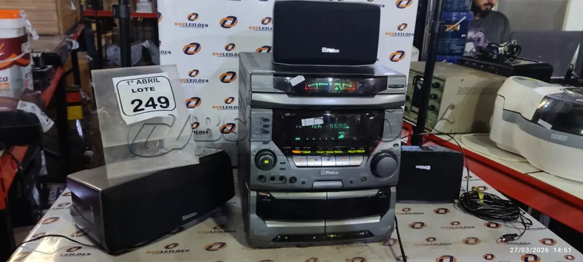 LOTE 249 - 01 CAIXA CENTRAL PSB-925C MARCA PHILCO E 01 HI-FI MINI SYSTEM MARCA PHILCO. (NO ESTADO) ATENÇÃO! FAZER A VISITAÇÃO ANTES DE ARREMATAR, NÃO SABEMOS SE FUNCIONA, LEILÃO NÃO TEM GARANTIA E NEM DEVOLUÇÃO, SUJEITO A POSSÍVEIS AVARIAS VISÍVEIS/OCULTAS E/OU AUSÊNCIA DE COMPONENTES.
