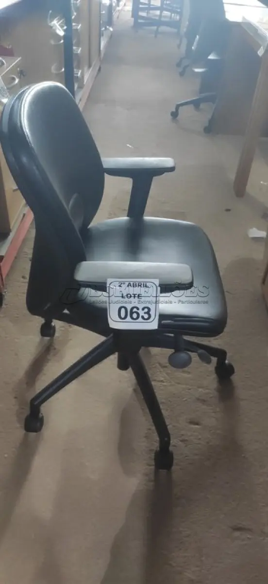 LOTE 063 - 01 CADEIRA GIRATÓRIA PARA ESCRITÓRIO NA COR PRETA MARCA ORANGEBOX. (NO ESTADO) ATENÇÃO! FAZER A VISITAÇÃO ANTES DE ARREMATAR, NÃO SABEMOS SE FUNCIONA, LEILÃO NÃO TEM GARANTIA E NEM DEVOLUÇÃO, SUJEITO A POSSÍVEIS AVARIAS VISÍVEIS/OCULTAS E/OU AUSÊNCIA DE COMPONENTES.
