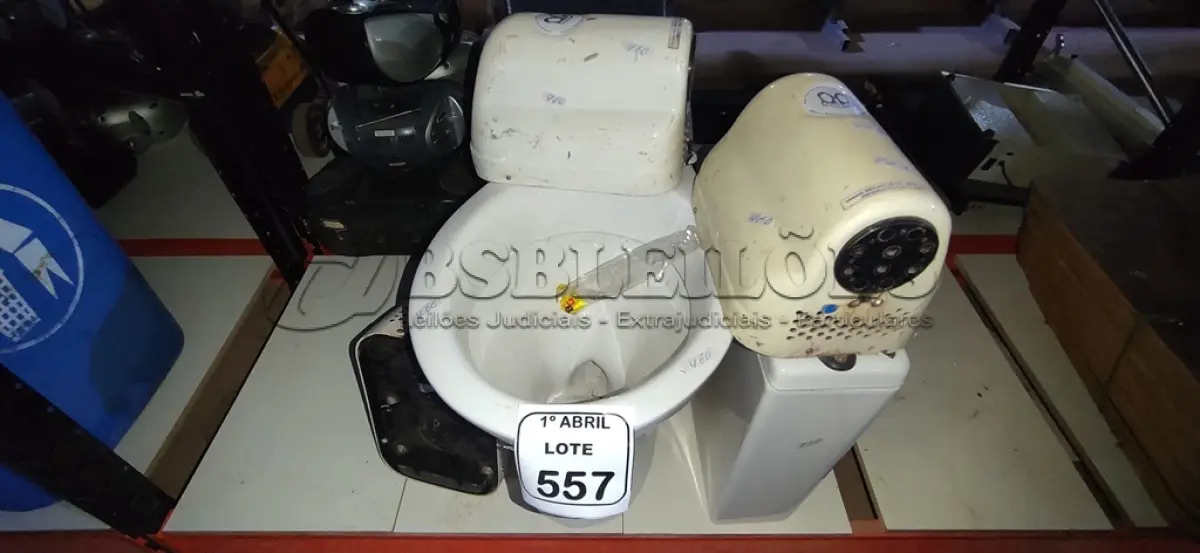 LOTE 557 - 01 VASO SANITÁRIO COM CAIXA DE DESCARGA E 03 SECADORES DE MÃO. (NO ESTADO) ATENÇÃO! FAZER A VISITAÇÃO ANTES DE ARREMATAR, NÃO SABEMOS SE FUNCIONA, LEILÃO NÃO TEM GARANTIA E NEM DEVOLUÇÃO, SUJEITO A POSSÍVEIS AVARIAS VISÍVEIS/OCULTAS E/OU AUSÊNCIA DE COMPONENTES.