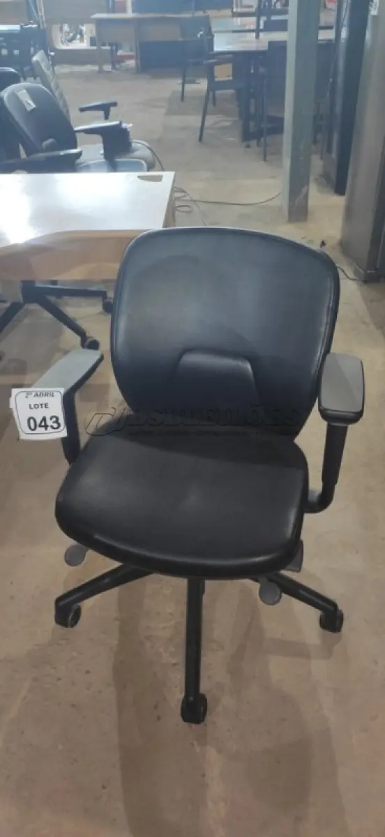 LOTE 043 - 01 CADEIRA GIRATÓRIA PARA ESCRITÓRIO NA COR PRETA MARCA ORANGEBOX. (NO ESTADO) ATENÇÃO! FAZER A VISITAÇÃO ANTES DE ARREMATAR, NÃO SABEMOS SE FUNCIONA, LEILÃO NÃO TEM GARANTIA E NEM DEVOLUÇÃO, SUJEITO A POSSÍVEIS AVARIAS VISÍVEIS/OCULTAS E/OU AUSÊNCIA DE COMPONENTES.