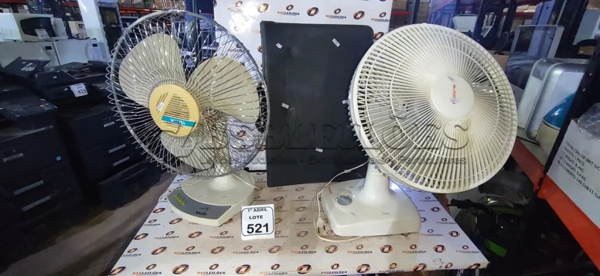 LOTE 521 - 01 PASTA PORTIFÓLIO E 02 VENTILADORES MARCAS WALITA E MONDIAL. (NO ESTADO) ATENÇÃO! FAZER A VISITAÇÃO ANTES DE ARREMATAR, NÃO SABEMOS SE FUNCIONA, LEILÃO NÃO TEM GARANTIA E NEM DEVOLUÇÃO, SUJEITO A POSSÍVEIS AVARIAS VISÍVEIS/OCULTAS E/OU AUSÊNCIA DE COMPONENTES.