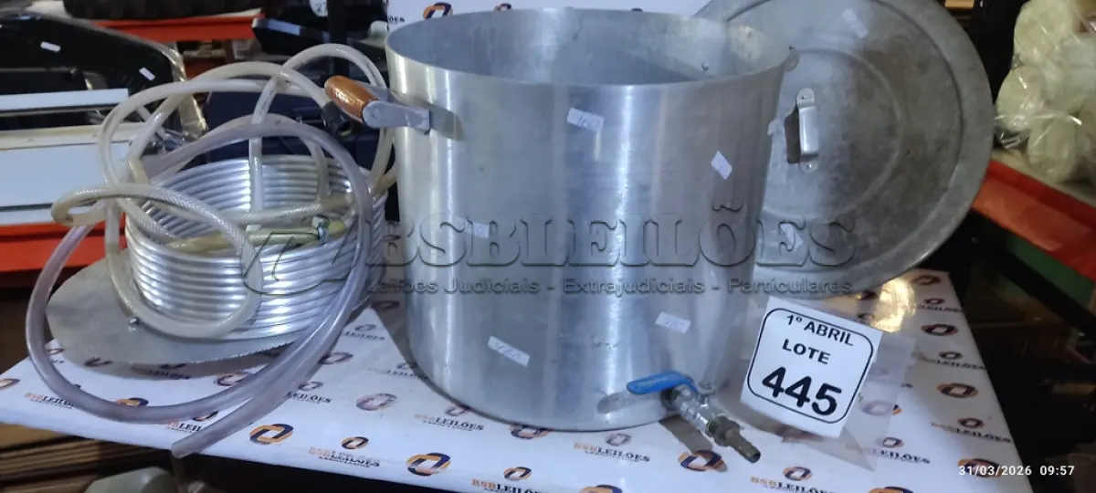 LOTE 445 - 01 PANELA CERVEJEIRA EM ALUMÍNIO COM TAMPA. (NO ESTADO) ATENÇÃO! FAZER A VISITAÇÃO ANTES DE ARREMATAR, NÃO SABEMOS SE FUNCIONA, LEILÃO NÃO TEM GARANTIA E NEM DEVOLUÇÃO, SUJEITO A POSSÍVEIS AVARIAS VISÍVEIS/OCULTAS E/OU AUSÊNCIA DE COMPONENTES.