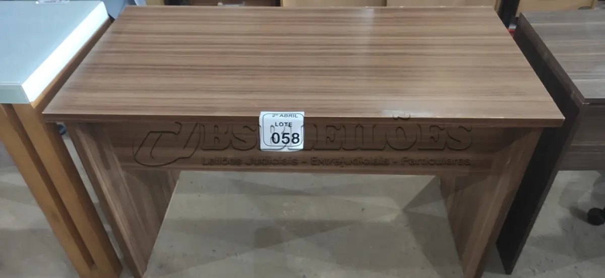 LOTE 058 - 01 MESA EM MADEIRA PARA ESCRITÓRIO. (NO ESTADO) ATENÇÃO! FAZER A VISITAÇÃO ANTES DE ARREMATAR, NÃO SABEMOS SE FUNCIONA, LEILÃO NÃO TEM GARANTIA E NEM DEVOLUÇÃO, SUJEITO A POSSÍVEIS AVARIAS VISÍVEIS/OCULTAS E/OU AUSÊNCIA DE COMPONENTES.