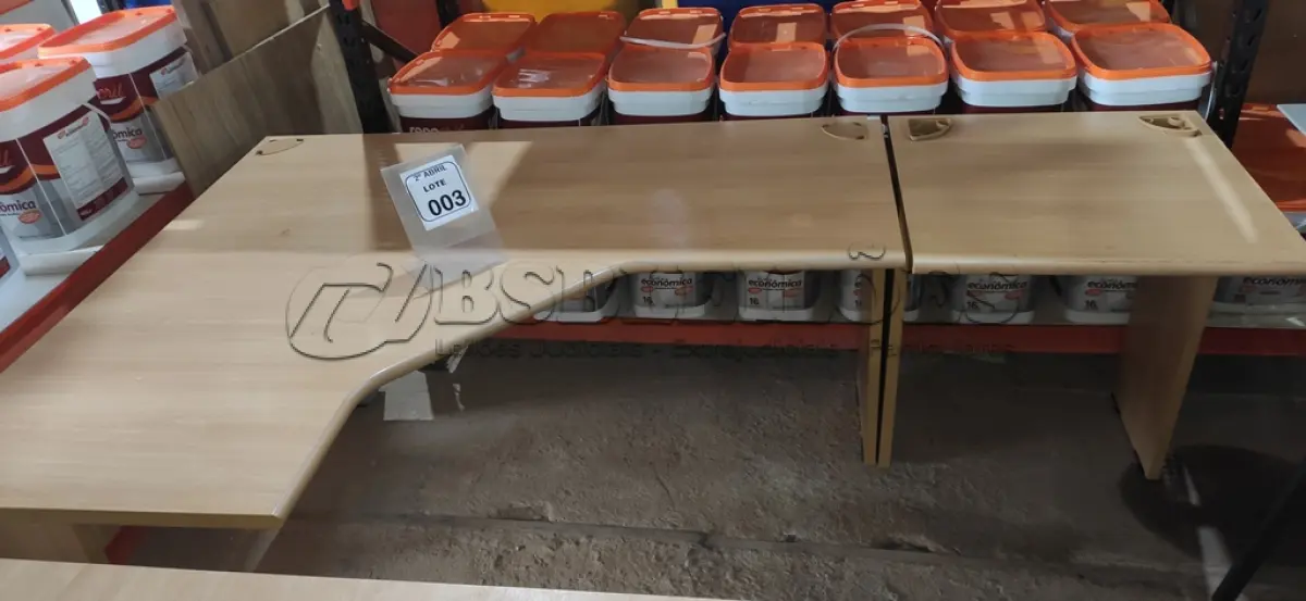 LOTE 003 - 01 MESA  EM MADEIRA PARA ESCRITÓRIO COM MESA ALONGADA PARA IMPRESSORA NA COR BEGE.  (NO ESTADO) ATENÇÃO! FAZER A VISITAÇÃO ANTES DE ARREMATAR, NÃO SABEMOS SE FUNCIONA, LEILÃO NÃO TEM GARANTIA E NEM DEVOLUÇÃO, SUJEITO A POSSÍVEIS AVARIAS VISÍVEIS/OCULTAS E/OU AUSÊNCIA DE COMPONENTES.