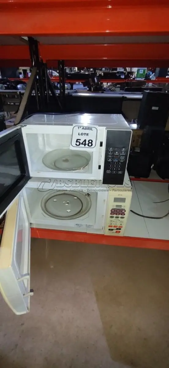 LOTE 548 - 02 MICRO-ONDAS MARCA PHILCO E BRASTEMP. (NO ESTADO) ATENÇÃO! FAZER A VISITAÇÃO ANTES DE ARREMATAR, NÃO SABEMOS SE FUNCIONA, LEILÃO NÃO TEM GARANTIA E NEM DEVOLUÇÃO, SUJEITO A POSSÍVEIS AVARIAS VISÍVEIS/OCULTAS E/OU AUSÊNCIA DE COMPONENTES.