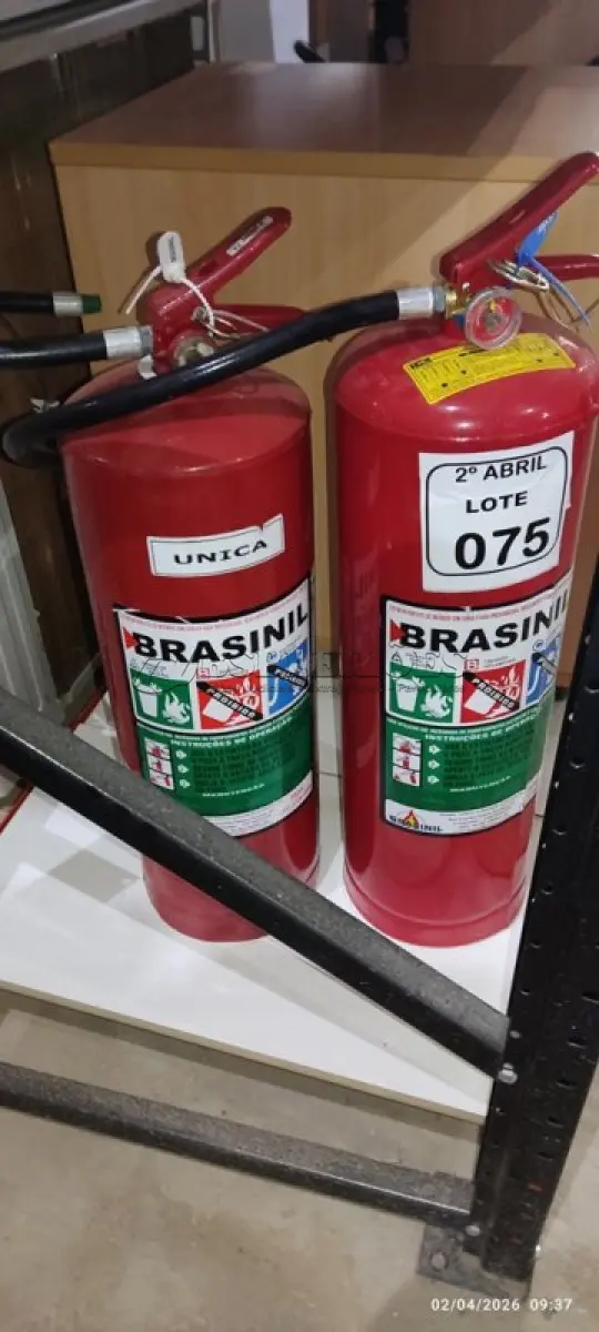 LOTE 075 - 02 EXTINTORES DE INCÊNDIO A, B, C COM CARGA DE ÁGUA. (NO ESTADO) ATENÇÃO! FAZER A VISITAÇÃO ANTES DE ARREMATAR, NÃO SABEMOS SE FUNCIONA, LEILÃO NÃO TEM GARANTIA E NEM DEVOLUÇÃO, SUJEITO A POSSÍVEIS AVARIAS VISÍVEIS/OCULTAS E/OU AUSÊNCIA DE COMPONENTES.