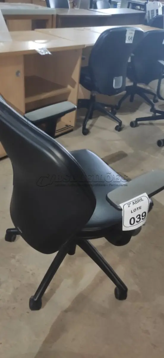 LOTE 039 - 01 CADEIRA GIRATÓRIA PARA ESCRITÓRIO NA COR PRETA MARCA ORANGEBOX. (NO ESTADO) ATENÇÃO! FAZER A VISITAÇÃO ANTES DE ARREMATAR, NÃO SABEMOS SE FUNCIONA, LEILÃO NÃO TEM GARANTIA E NEM DEVOLUÇÃO, SUJEITO A POSSÍVEIS AVARIAS VISÍVEIS/OCULTAS E/OU AUSÊNCIA DE COMPONENTES.