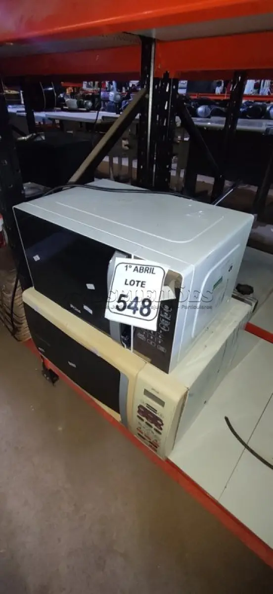 LOTE 548 - 02 MICRO-ONDAS MARCA PHILCO E BRASTEMP. (NO ESTADO) ATENÇÃO! FAZER A VISITAÇÃO ANTES DE ARREMATAR, NÃO SABEMOS SE FUNCIONA, LEILÃO NÃO TEM GARANTIA E NEM DEVOLUÇÃO, SUJEITO A POSSÍVEIS AVARIAS VISÍVEIS/OCULTAS E/OU AUSÊNCIA DE COMPONENTES.
