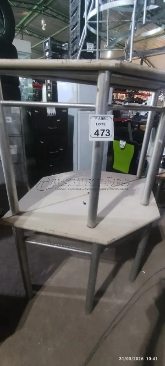 LOTE 473 - 03 MESAS TRAPEZOIDAL COM BASE DE FERRO E TAMPO DE MADEIRA. (NO ESTADO) ATENÇÃO! FAZER A VISITAÇÃO ANTES DE ARREMATAR, NÃO SABEMOS SE FUNCIONA, LEILÃO NÃO TEM GARANTIA E NEM DEVOLUÇÃO, SUJEITO A POSSÍVEIS AVARIAS VISÍVEIS/OCULTAS E/OU AUSÊNCIA DE COMPONENTES.