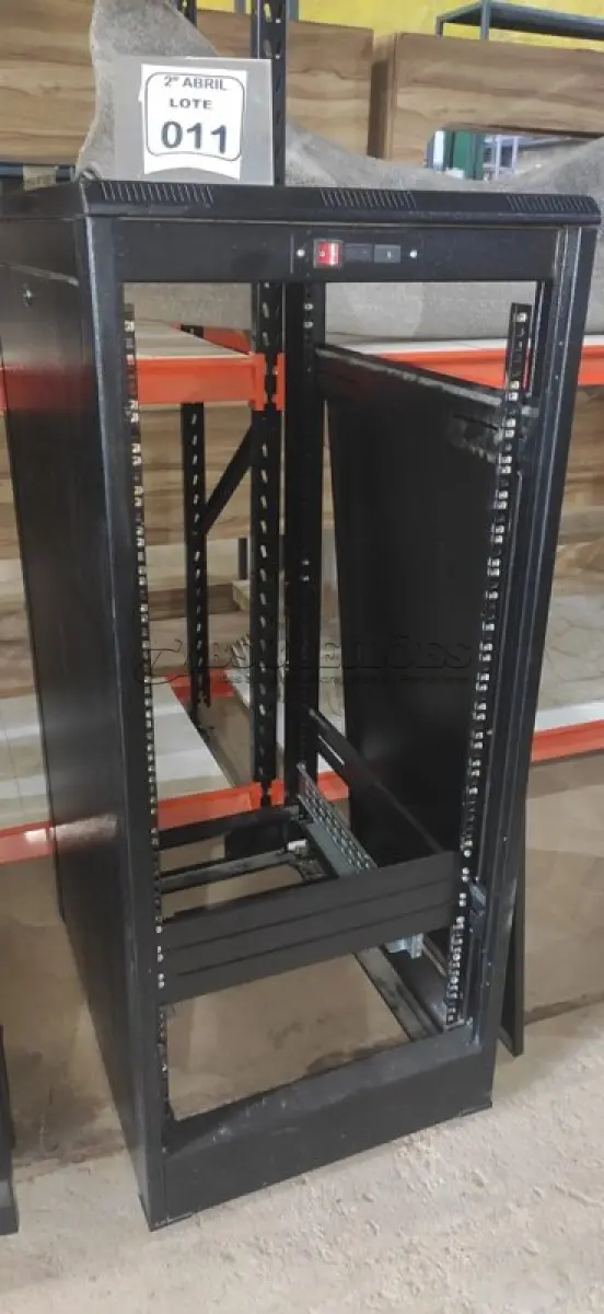 LOTE 011 - 01 RACK EM FERRO PARA SERVIDOR SEM PORTA. (NO ESTADO) ATENÇÃO! FAZER A VISITAÇÃO ANTES DE ARREMATAR, NÃO SABEMOS SE FUNCIONA, LEILÃO NÃO TEM GARANTIA E NEM DEVOLUÇÃO, SUJEITO A POSSÍVEIS AVARIAS VISÍVEIS/OCULTAS E/OU AUSÊNCIA DE COMPONENTES.