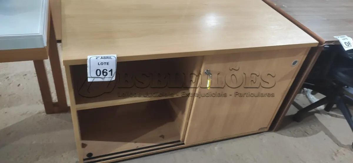 LOTE 061 - 01 ARMÁRIO BAIXO EM MADEIRA COM PORTAS DE CORRER PARA ESCRITÓRIO. (NO ESTADO) ATENÇÃO! FAZER A VISITAÇÃO ANTES DE ARREMATAR, NÃO SABEMOS SE FUNCIONA, LEILÃO NÃO TEM GARANTIA E NEM DEVOLUÇÃO, SUJEITO A POSSÍVEIS AVARIAS VISÍVEIS/OCULTAS E/OU AUSÊNCIA DE COMPONENTES.