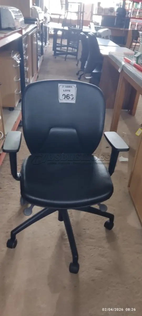 LOTE 063 - 01 CADEIRA GIRATÓRIA PARA ESCRITÓRIO NA COR PRETA MARCA ORANGEBOX. (NO ESTADO) ATENÇÃO! FAZER A VISITAÇÃO ANTES DE ARREMATAR, NÃO SABEMOS SE FUNCIONA, LEILÃO NÃO TEM GARANTIA E NEM DEVOLUÇÃO, SUJEITO A POSSÍVEIS AVARIAS VISÍVEIS/OCULTAS E/OU AUSÊNCIA DE COMPONENTES.