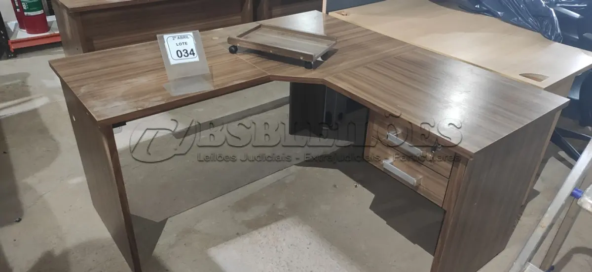 LOTE 034 - 01 MESA DE CANTO EM MADEIRA NA COR MARROM COM 02 GAVETAS PARA ESCRITÓRIO. (NO ESTADO) ATENÇÃO! FAZER A VISITAÇÃO ANTES DE ARREMATAR, NÃO SABEMOS SE FUNCIONA, LEILÃO NÃO TEM GARANTIA E NEM DEVOLUÇÃO, SUJEITO A POSSÍVEIS AVARIAS VISÍVEIS/OCULTAS E/OU AUSÊNCIA DE COMPONENTES.
