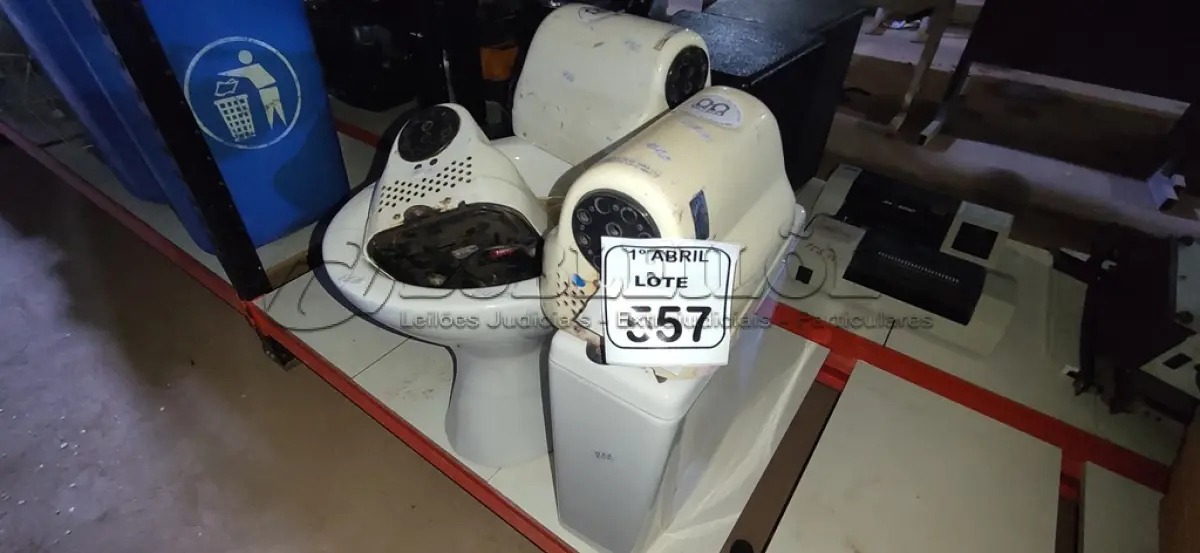 LOTE 557 - 01 VASO SANITÁRIO COM CAIXA DE DESCARGA E 03 SECADORES DE MÃO. (NO ESTADO) ATENÇÃO! FAZER A VISITAÇÃO ANTES DE ARREMATAR, NÃO SABEMOS SE FUNCIONA, LEILÃO NÃO TEM GARANTIA E NEM DEVOLUÇÃO, SUJEITO A POSSÍVEIS AVARIAS VISÍVEIS/OCULTAS E/OU AUSÊNCIA DE COMPONENTES.