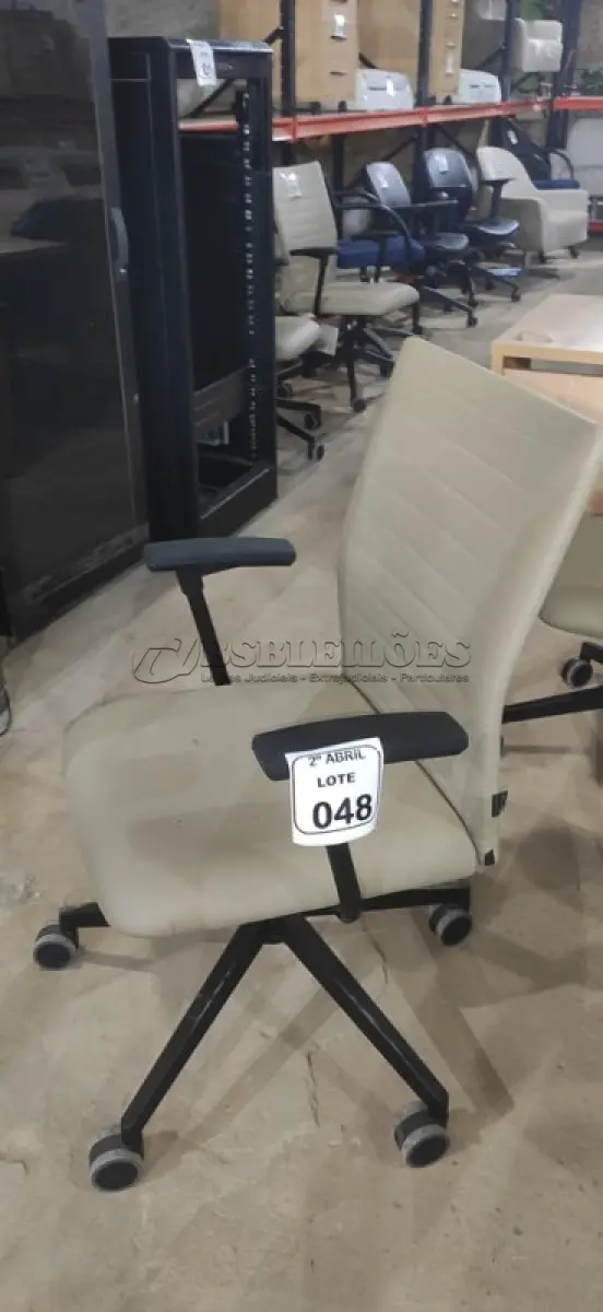 LOTE 048 - 01 CADEIRA GIRATÓRIA PARA ESCRITÓRIO NA COR BEGE MARCA ALBERFLEX. (NO ESTADO) ATENÇÃO! FAZER A VISITAÇÃO ANTES DE ARREMATAR, NÃO SABEMOS SE FUNCIONA, LEILÃO NÃO TEM GARANTIA E NEM DEVOLUÇÃO, SUJEITO A POSSÍVEIS AVARIAS VISÍVEIS/OCULTAS E/OU AUSÊNCIA DE COMPONENTES.