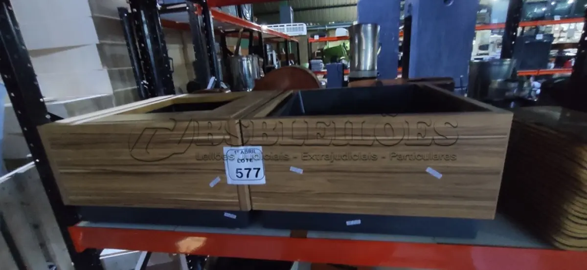 LOTE 577 - 02 SUPORTES PARA VASOS DE PLANTAS EM MADEIRA E ESTRUTURA DE FERRO. (NO ESTADO) ATENÇÃO! FAZER A VISITAÇÃO ANTES DE ARREMATAR, NÃO SABEMOS SE FUNCIONA, LEILÃO NÃO TEM GARANTIA E NEM DEVOLUÇÃO, SUJEITO A POSSÍVEIS AVARIAS VISÍVEIS/OCULTAS E/OU AUSÊNCIA DE COMPONENTES.