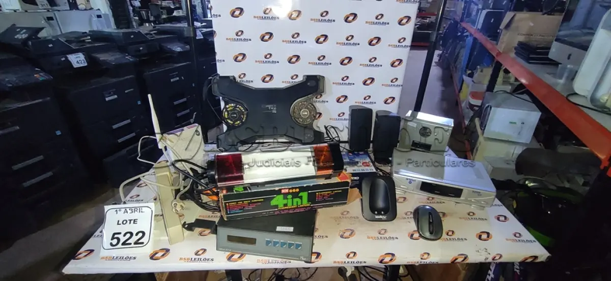 LOTE 522 - 02 CONVERSORES DIGITAL, 01 LANTERNA, 01 COOLER DE NOTEBOOK, 01 TOMADA INDUSTRIAL, 01 DISJUNTOR E 01 ROTEADOR DE INTERNET. (NO ESTADO) ATENÇÃO! FAZER A VISITAÇÃO ANTES DE ARREMATAR, NÃO SABEMOS SE FUNCIONA, LEILÃO NÃO TEM GARANTIA E NEM DEVOLUÇÃO, SUJEITO A POSSÍVEIS AVARIAS VISÍVEIS/OCULTAS E/OU AUSÊNCIA DE COMPONENTES.