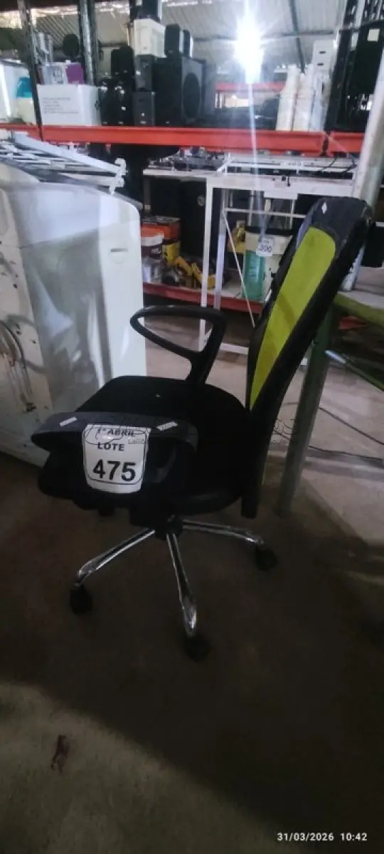 LOTE 475 - 01 CADEIRA PARA ESCRITÓRIO GIRATÓRIA BASE CROMADA NA COR PRETA. (NO ESTADO) ATENÇÃO! FAZER A VISITAÇÃO ANTES DE ARREMATAR, NÃO SABEMOS SE FUNCIONA, LEILÃO NÃO TEM GARANTIA E NEM DEVOLUÇÃO, SUJEITO A POSSÍVEIS AVARIAS VISÍVEIS/OCULTAS E/OU AUSÊNCIA DE COMPONENTES.