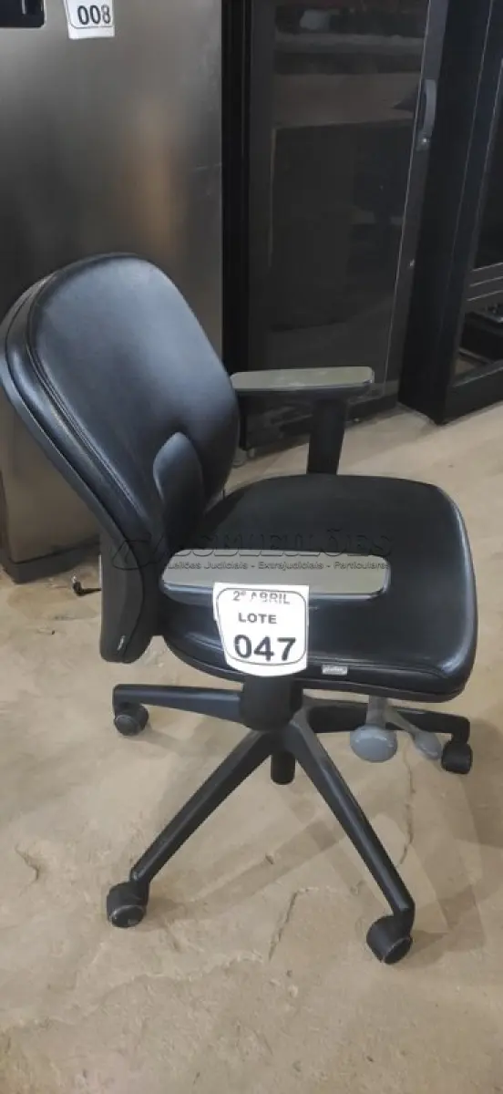 LOTE 047 - 01 CADEIRA GIRATÓRIA PARA ESCRITÓRIO NA COR PRETA MARCA ORANGEBOX. (NO ESTADO) ATENÇÃO! FAZER A VISITAÇÃO ANTES DE ARREMATAR, NÃO SABEMOS SE FUNCIONA, LEILÃO NÃO TEM GARANTIA E NEM DEVOLUÇÃO, SUJEITO A POSSÍVEIS AVARIAS VISÍVEIS/OCULTAS E/OU AUSÊNCIA DE COMPONENTES.