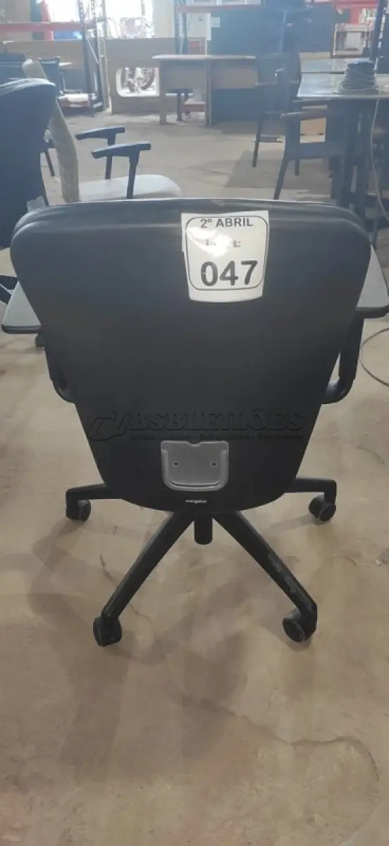 LOTE 047 - 01 CADEIRA GIRATÓRIA PARA ESCRITÓRIO NA COR PRETA MARCA ORANGEBOX. (NO ESTADO) ATENÇÃO! FAZER A VISITAÇÃO ANTES DE ARREMATAR, NÃO SABEMOS SE FUNCIONA, LEILÃO NÃO TEM GARANTIA E NEM DEVOLUÇÃO, SUJEITO A POSSÍVEIS AVARIAS VISÍVEIS/OCULTAS E/OU AUSÊNCIA DE COMPONENTES.