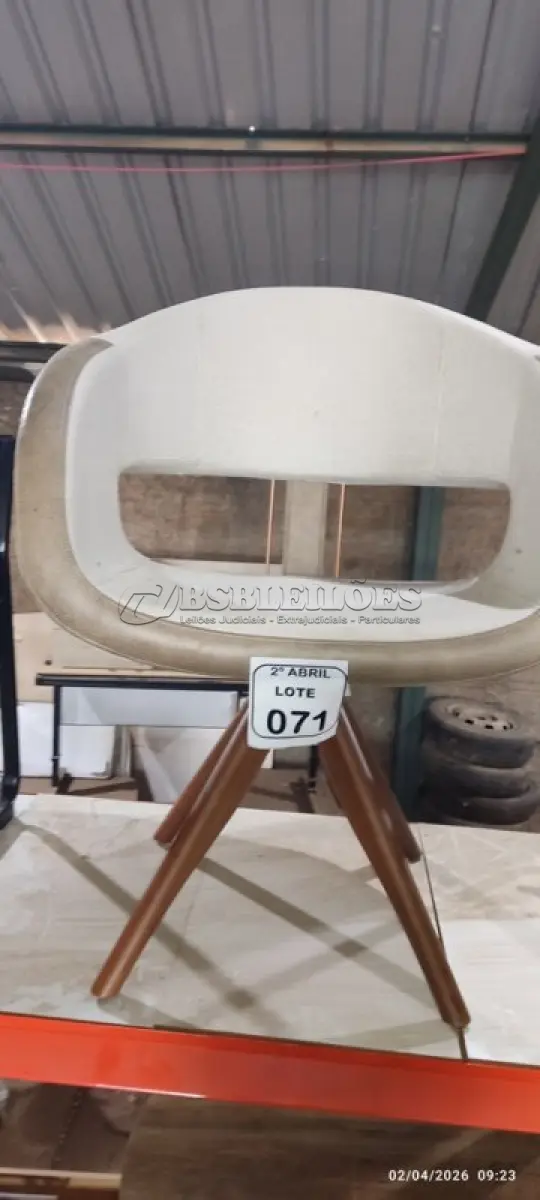 LOTE 071 - 01 POLTRONA GIRATÓRIA PARA ESCRITÓRIO COM PÉS EM MADEIRA. (NO ESTADO) ATENÇÃO! FAZER A VISITAÇÃO ANTES DE ARREMATAR, NÃO SABEMOS SE FUNCIONA, LEILÃO NÃO TEM GARANTIA E NEM DEVOLUÇÃO, SUJEITO A POSSÍVEIS AVARIAS VISÍVEIS/OCULTAS E/OU AUSÊNCIA DE COMPONENTES.