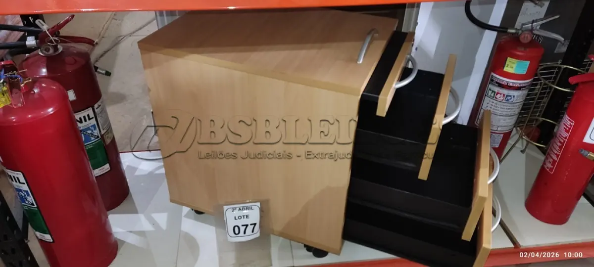 LOTE 077 - 01 GAVETEIRO EM MADEIRA NA COR BEGE CLARO COM 3 GAVETAS. (NO ESTADO) ATENÇÃO! FAZER A VISITAÇÃO ANTES DE ARREMATAR, NÃO SABEMOS SE FUNCIONA, LEILÃO NÃO TEM GARANTIA E NEM DEVOLUÇÃO, SUJEITO A POSSÍVEIS AVARIAS VISÍVEIS/OCULTAS E/OU AUSÊNCIA DE COMPONENTES.