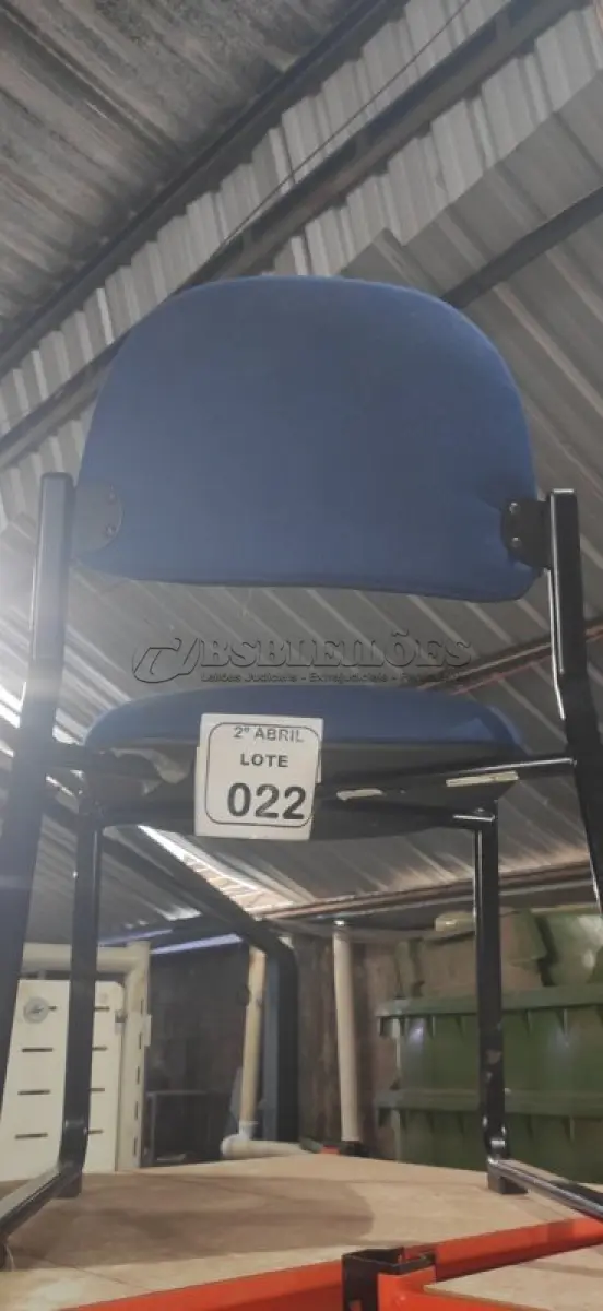 LOTE 022 - 01 CADEIRA FIXA PARA ESCRITÓRIO NA COR AZUL. (NO ESTADO) ATENÇÃO! FAZER A VISITAÇÃO ANTES DE ARREMATAR, NÃO SABEMOS SE FUNCIONA, LEILÃO NÃO TEM GARANTIA E NEM DEVOLUÇÃO, SUJEITO A POSSÍVEIS AVARIAS VISÍVEIS/OCULTAS E/OU AUSÊNCIA DE COMPONENTES.