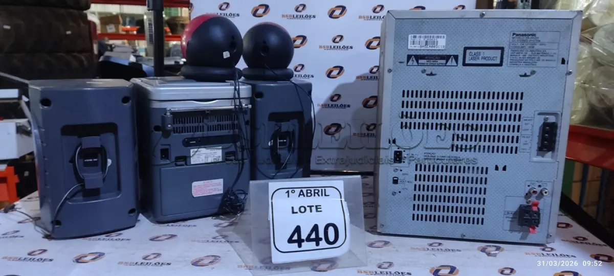 LOTE 440 - 01 APARELHO DE SOM MODELO AS-KA220 MARCA PANASONIC, 01 APARELHO DE SOM MARCA LENOXX E 04 CAIXAS DE SOM. (NO ESTADO) ATENÇÃO! FAZER A VISITAÇÃO ANTES DE ARREMATAR, NÃO SABEMOS SE FUNCIONA, LEILÃO NÃO TEM GARANTIA E NEM DEVOLUÇÃO, SUJEITO A POSSÍVEIS AVARIAS VISÍVEIS/OCULTAS E/OU AUSÊNCIA DE COMPONENTES.