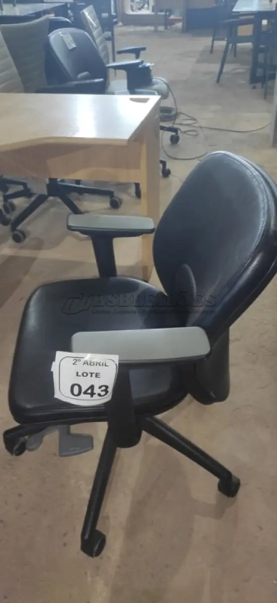 LOTE 043 - 01 CADEIRA GIRATÓRIA PARA ESCRITÓRIO NA COR PRETA MARCA ORANGEBOX. (NO ESTADO) ATENÇÃO! FAZER A VISITAÇÃO ANTES DE ARREMATAR, NÃO SABEMOS SE FUNCIONA, LEILÃO NÃO TEM GARANTIA E NEM DEVOLUÇÃO, SUJEITO A POSSÍVEIS AVARIAS VISÍVEIS/OCULTAS E/OU AUSÊNCIA DE COMPONENTES.