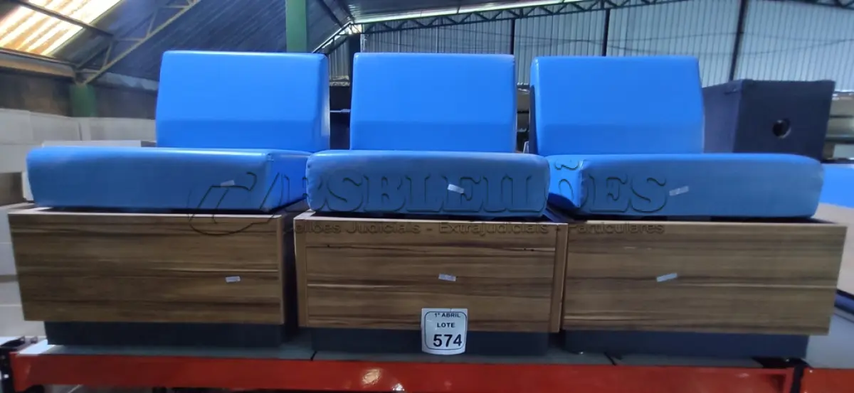 LOTE 574 - 03 POLTRONAS EM ESTOFADO NA COR AZUL EM MADEIRA E COM ESTRUTURA DE FERRO. (NO ESTADO) ATENÇÃO! FAZER A VISITAÇÃO ANTES DE ARREMATAR, NÃO SABEMOS SE FUNCIONA, LEILÃO NÃO TEM GARANTIA E NEM DEVOLUÇÃO, SUJEITO A POSSÍVEIS AVARIAS VISÍVEIS/OCULTAS E/OU AUSÊNCIA DE COMPONENTES.