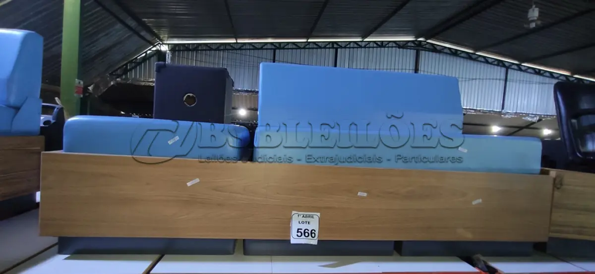 LOTE 566 - 01 SOFÁ DE 03 LUGARES COM ESTOFADO NA COR AZUL COM BASE DE MADEIRA E ESTRUTURA METÁLICA SUPORTE LATERAL. (NO ESTADO) ATENÇÃO! FAZER A VISITAÇÃO ANTES DE ARREMATAR, NÃO SABEMOS SE FUNCIONA, LEILÃO NÃO TEM GARANTIA E NEM DEVOLUÇÃO, SUJEITO A POSSÍVEIS AVARIAS VISÍVEIS/OCULTAS E/OU AUSÊNCIA DE COMPONENTES.