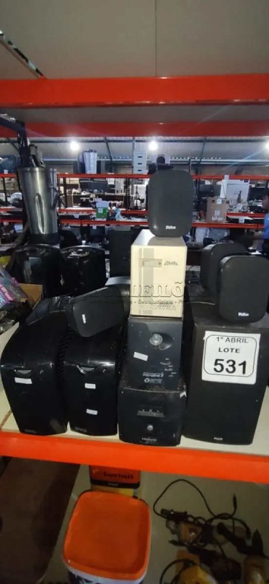 LOTE 531 - 06 CAIXAS DE SOM E 06 NOBREAKS DE MARCA E MODELOS DIVERSOS. (NO ESTADO) ATENÇÃO! FAZER A VISITAÇÃO ANTES DE ARREMATAR, NÃO SABEMOS SE FUNCIONA, LEILÃO NÃO TEM GARANTIA E NEM DEVOLUÇÃO, SUJEITO A POSSÍVEIS AVARIAS VISÍVEIS/OCULTAS E/OU AUSÊNCIA DE COMPONENTES.