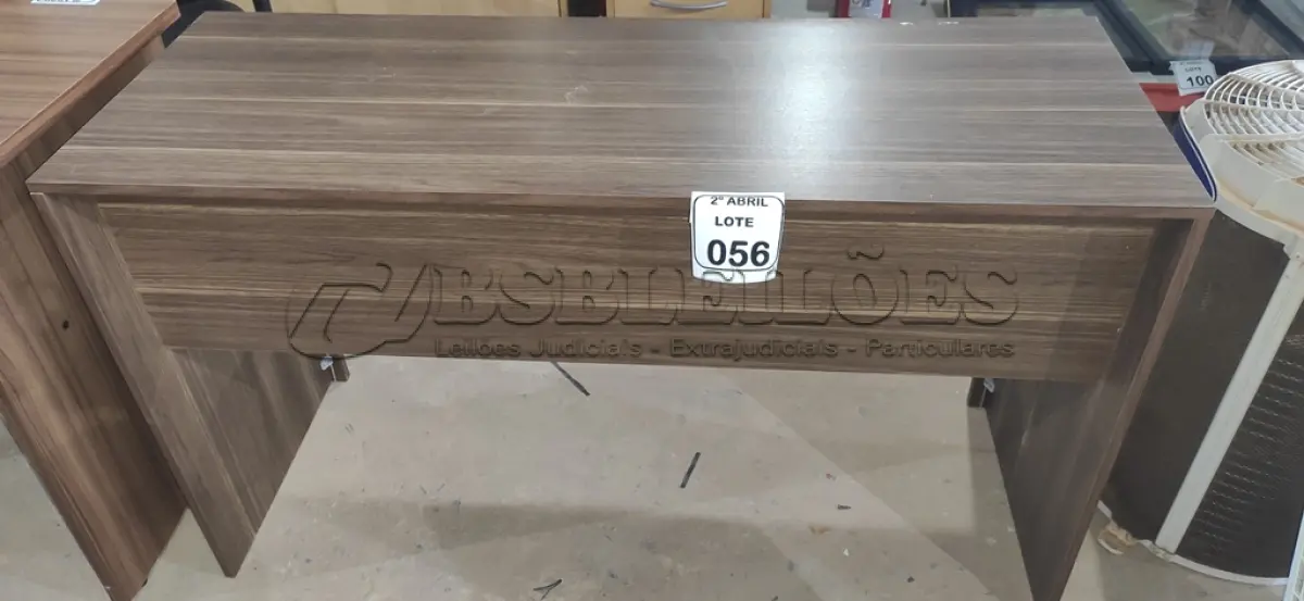 LOTE 056 - 01 MESA EM MADEIRA PARA ESCRITÓRIO NA COR MARROM.  (NO ESTADO) ATENÇÃO! FAZER A VISITAÇÃO ANTES DE ARREMATAR, NÃO SABEMOS SE FUNCIONA, LEILÃO NÃO TEM GARANTIA E NEM DEVOLUÇÃO, SUJEITO A POSSÍVEIS AVARIAS VISÍVEIS/OCULTAS E/OU AUSÊNCIA DE COMPONENTES.