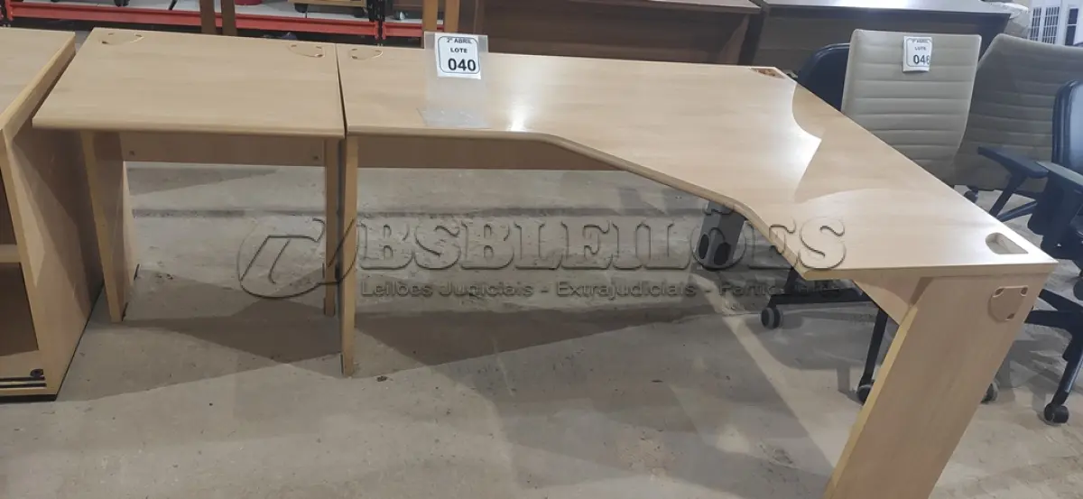 LOTE 040 - 01 MESA  EM MADEIRA PARA ESCRITÓRIO COM MESA ALONGADA PARA IMPRESSORA NA COR BEGE. (NO ESTADO) ATENÇÃO! FAZER A VISITAÇÃO ANTES DE ARREMATAR, NÃO SABEMOS SE FUNCIONA, LEILÃO NÃO TEM GARANTIA E NEM DEVOLUÇÃO, SUJEITO A POSSÍVEIS AVARIAS VISÍVEIS/OCULTAS E/OU AUSÊNCIA DE COMPONENTES.