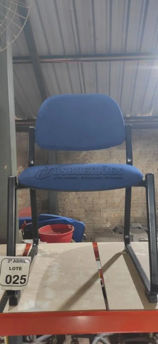 LOTE 025 - 01 CADEIRA PARA ESCRITÓRIO FIXA NA COR AZUL. (NO ESTADO) ATENÇÃO! FAZER A VISITAÇÃO ANTES DE ARREMATAR, NÃO SABEMOS SE FUNCIONA, LEILÃO NÃO TEM GARANTIA E NEM DEVOLUÇÃO, SUJEITO A POSSÍVEIS AVARIAS VISÍVEIS/OCULTAS E/OU AUSÊNCIA DE COMPONENTES.