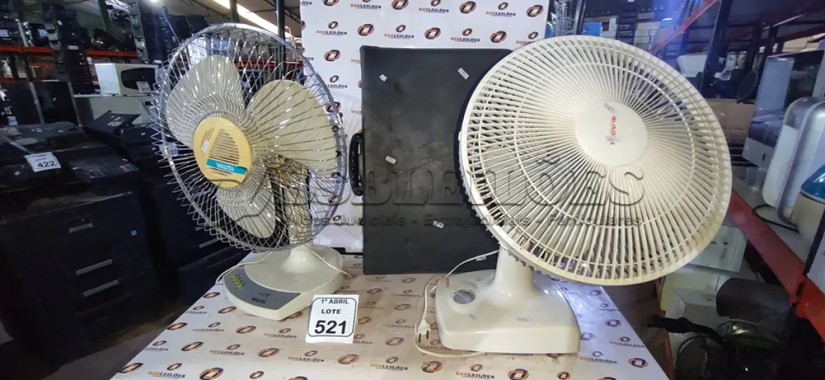 LOTE 521 - 01 PASTA PORTIFÓLIO E 02 VENTILADORES MARCAS WALITA E MONDIAL. (NO ESTADO) ATENÇÃO! FAZER A VISITAÇÃO ANTES DE ARREMATAR, NÃO SABEMOS SE FUNCIONA, LEILÃO NÃO TEM GARANTIA E NEM DEVOLUÇÃO, SUJEITO A POSSÍVEIS AVARIAS VISÍVEIS/OCULTAS E/OU AUSÊNCIA DE COMPONENTES.