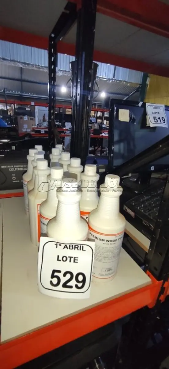 LOTE 529 - 12 GARRAFAS DE LUSTRA MÓVEIS DE 1L CADA. (NO ESTADO) ATENÇÃO! FAZER A VISITAÇÃO ANTES DE ARREMATAR, NÃO SABEMOS SE FUNCIONA, LEILÃO NÃO TEM GARANTIA E NEM DEVOLUÇÃO, SUJEITO A POSSÍVEIS AVARIAS VISÍVEIS/OCULTAS E/OU AUSÊNCIA DE COMPONENTES.
