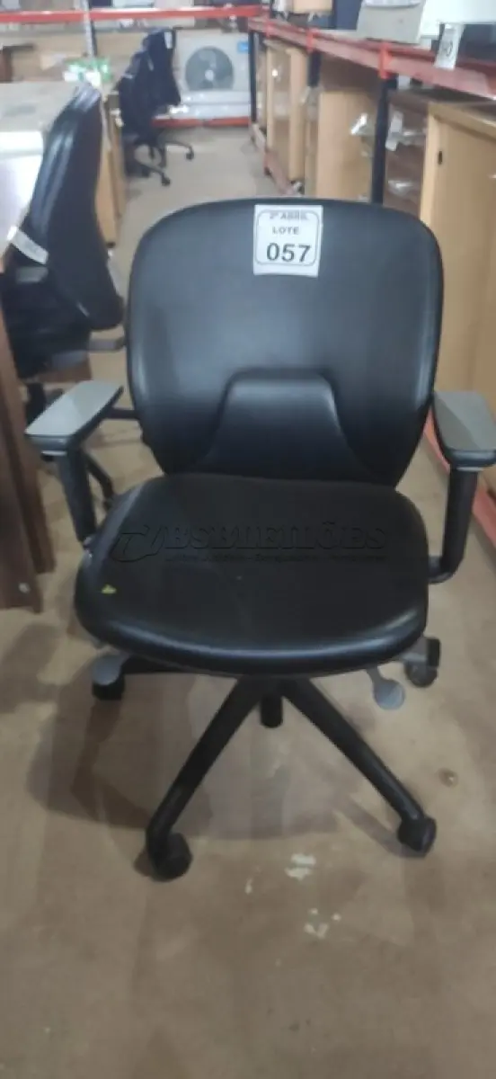 LOTE 057 - 01 CADEIRA GIRATÓRIA PARA ESCRITÓRIO NA COR PRETA MARCA ORANGEBOX. (NO ESTADO) ATENÇÃO! FAZER A VISITAÇÃO ANTES DE ARREMATAR, NÃO SABEMOS SE FUNCIONA, LEILÃO NÃO TEM GARANTIA E NEM DEVOLUÇÃO, SUJEITO A POSSÍVEIS AVARIAS VISÍVEIS/OCULTAS E/OU AUSÊNCIA DE COMPONENTES.