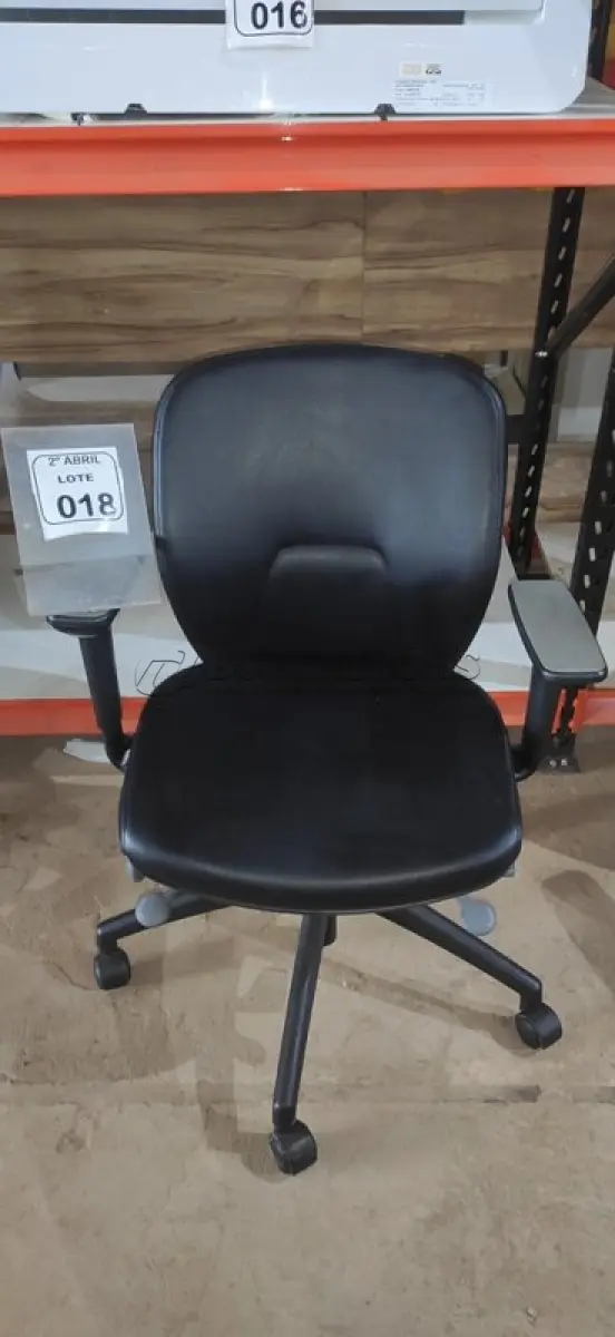 LOTE 018 - 01 CADEIRA GIRATÓRIA PARA ESCRITÓRIO NA COR PRETA MARCA ORANGEBOX. (NO ESTADO) ATENÇÃO! FAZER A VISITAÇÃO ANTES DE ARREMATAR, NÃO SABEMOS SE FUNCIONA, LEILÃO NÃO TEM GARANTIA E NEM DEVOLUÇÃO, SUJEITO A POSSÍVEIS AVARIAS VISÍVEIS/OCULTAS E/OU AUSÊNCIA DE COMPONENTES.
