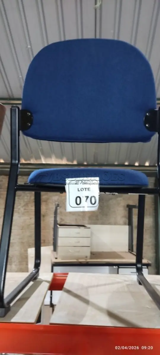 LOTE 070 - 01 CADEIRA FIXA PARA ESCRITÓRIO NA COR AZUL. (NO ESTADO) ATENÇÃO! FAZER A VISITAÇÃO ANTES DE ARREMATAR, NÃO SABEMOS SE FUNCIONA, LEILÃO NÃO TEM GARANTIA E NEM DEVOLUÇÃO, SUJEITO A POSSÍVEIS AVARIAS VISÍVEIS/OCULTAS E/OU AUSÊNCIA DE COMPONENTES.