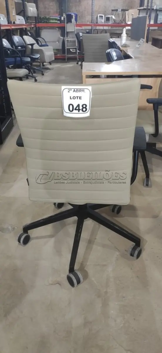 LOTE 048 - 01 CADEIRA GIRATÓRIA PARA ESCRITÓRIO NA COR BEGE MARCA ALBERFLEX. (NO ESTADO) ATENÇÃO! FAZER A VISITAÇÃO ANTES DE ARREMATAR, NÃO SABEMOS SE FUNCIONA, LEILÃO NÃO TEM GARANTIA E NEM DEVOLUÇÃO, SUJEITO A POSSÍVEIS AVARIAS VISÍVEIS/OCULTAS E/OU AUSÊNCIA DE COMPONENTES.