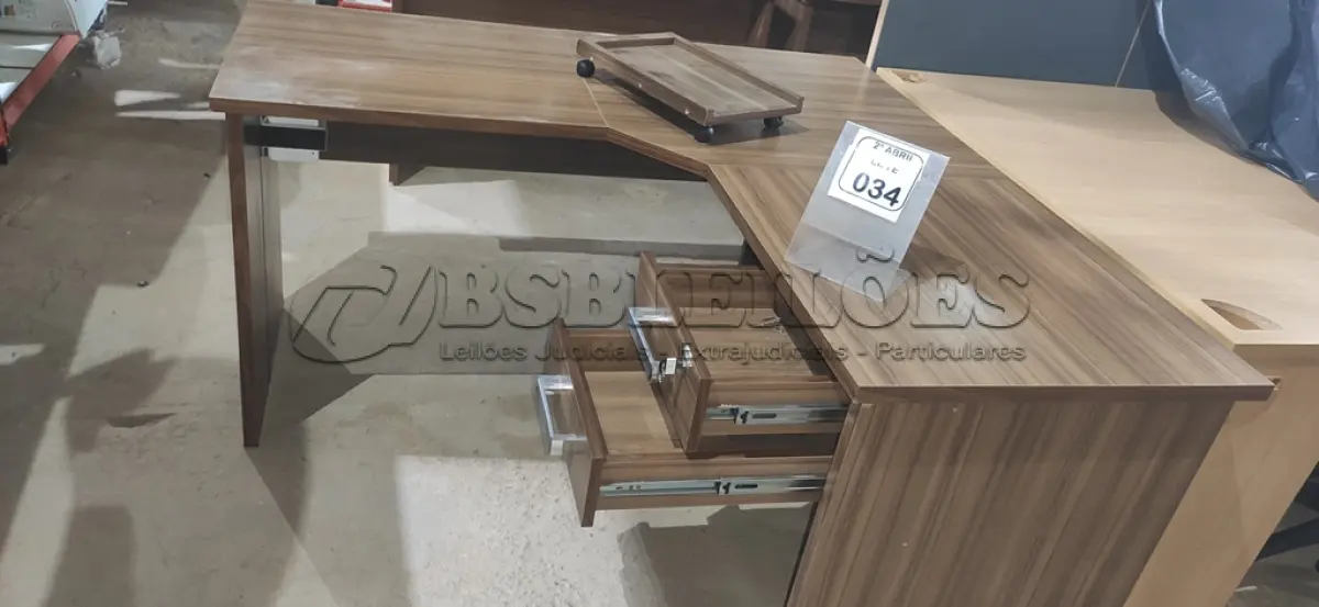 LOTE 034 - 01 MESA DE CANTO EM MADEIRA NA COR MARROM COM 02 GAVETAS PARA ESCRITÓRIO. (NO ESTADO) ATENÇÃO! FAZER A VISITAÇÃO ANTES DE ARREMATAR, NÃO SABEMOS SE FUNCIONA, LEILÃO NÃO TEM GARANTIA E NEM DEVOLUÇÃO, SUJEITO A POSSÍVEIS AVARIAS VISÍVEIS/OCULTAS E/OU AUSÊNCIA DE COMPONENTES.