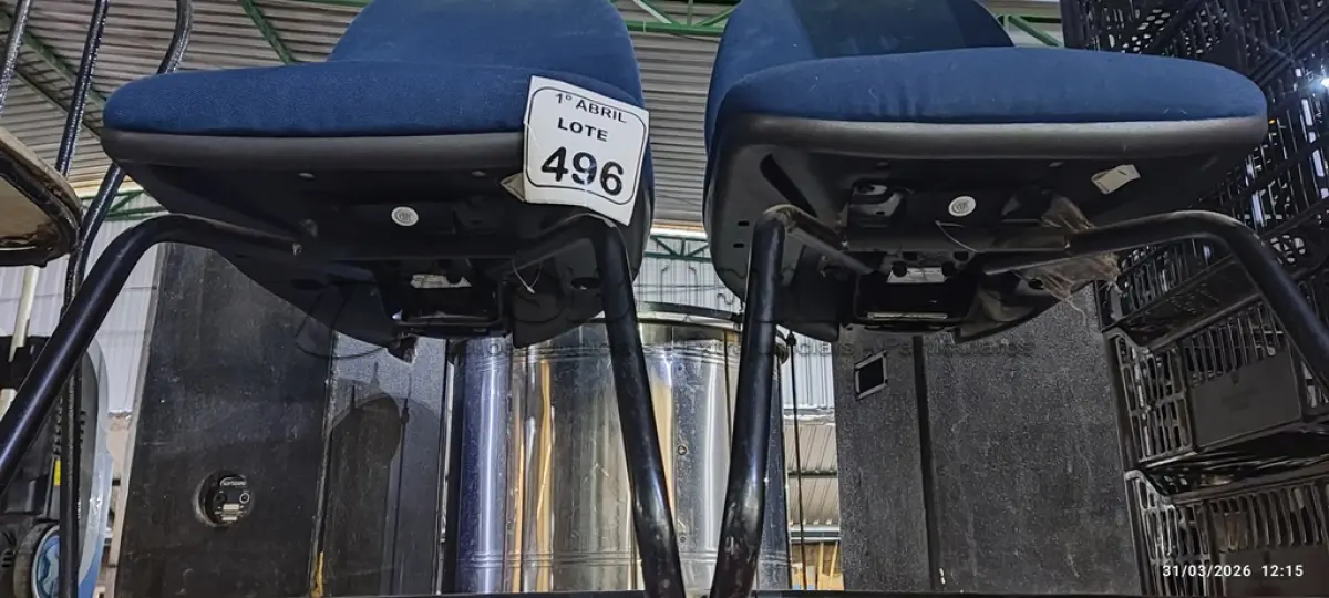 LOTE 496 - 02 CADEIRAS DE ESCRITÓRIO COM PÉS FIXOS NA COR AZUL. (NO ESTADO) ATENÇÃO! FAZER A VISITAÇÃO ANTES DE ARREMATAR, NÃO SABEMOS SE FUNCIONA, LEILÃO NÃO TEM GARANTIA E NEM DEVOLUÇÃO, SUJEITO A POSSÍVEIS AVARIAS VISÍVEIS/OCULTAS E/OU AUSÊNCIA DE COMPONENTES.