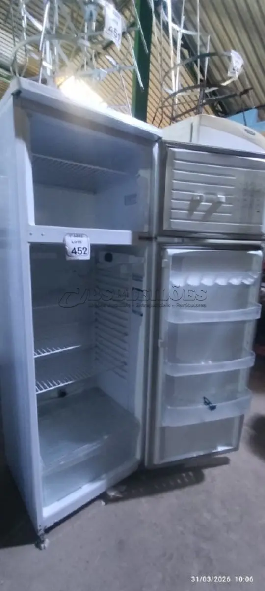 LOTE 452 - 01 GELADEIRA 220V 380 L MARCA DAKO. (NO ESTADO) ATENÇÃO! FAZER A VISITAÇÃO ANTES DE ARREMATAR, NÃO SABEMOS SE FUNCIONA, LEILÃO NÃO TEM GARANTIA E NEM DEVOLUÇÃO, SUJEITO A POSSÍVEIS AVARIAS VISÍVEIS/OCULTAS E/OU AUSÊNCIA DE COMPONENTES.