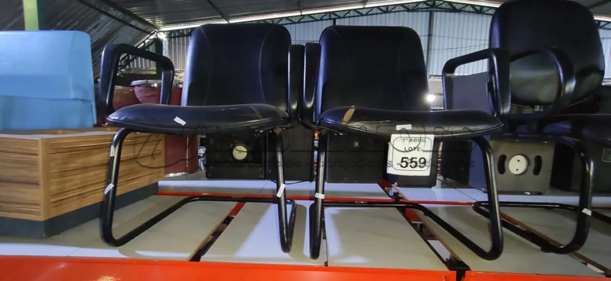 LOTE 559 - 02 CADEIRAS DE ESCRITÓRIO COM PÉS FIXOS NA COR PRETA. (NO ESTADO) ATENÇÃO! FAZER A VISITAÇÃO ANTES DE ARREMATAR, NÃO SABEMOS SE FUNCIONA, LEILÃO NÃO TEM GARANTIA E NEM DEVOLUÇÃO, SUJEITO A POSSÍVEIS AVARIAS VISÍVEIS/OCULTAS E/OU AUSÊNCIA DE COMPONENTES.